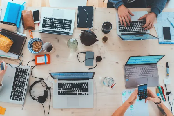 Wstęp do wykorzystania automatyzacji treści i narzędzi CRM w intensywnie konkurencyjnych branżach